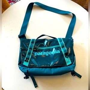 Patagonia Black Hole messenger bag